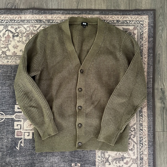 Uniqlo Men's Olive Cardigan Sweater - Picture 1 of 2